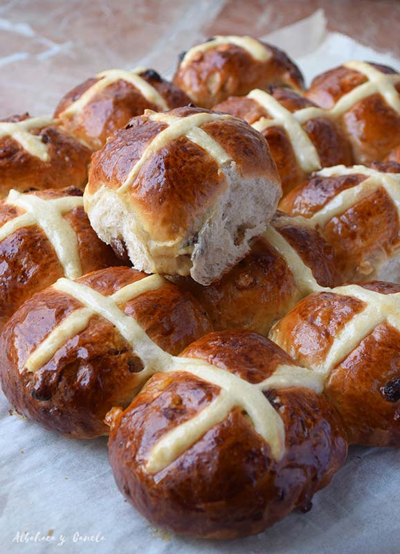 Sobre una servilleta blanca, varios panecillos de viernes santo