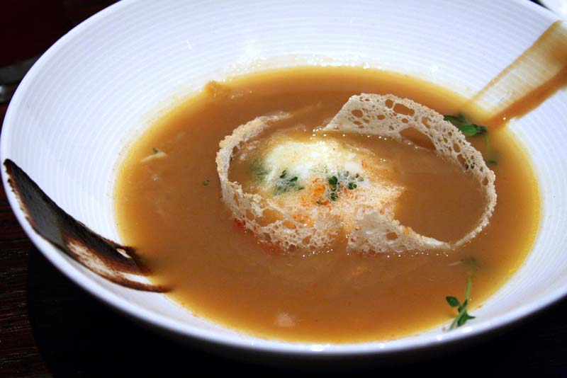 Plato blanco que contiene sopa de ajo