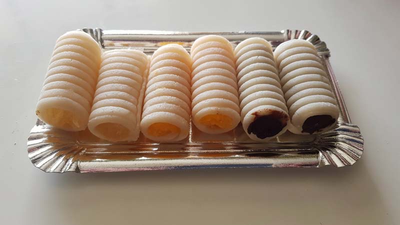 Seis huesos de santo sobre una bandeja 