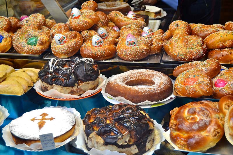 Escaparate de una pastelería en el que se puede observar varios Panquemaos con un huevo kinder en su interior y también una tarta de Santiago
