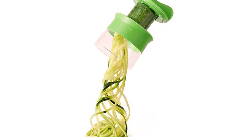 spiralizer picando un calabacín en fideos