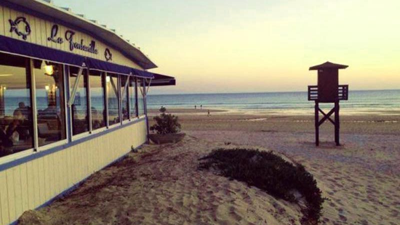 un restaurante delante de una playa