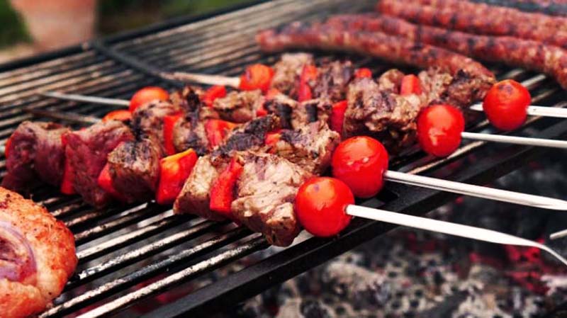 rejas negras con pinchos con carne, pimiento y tomates