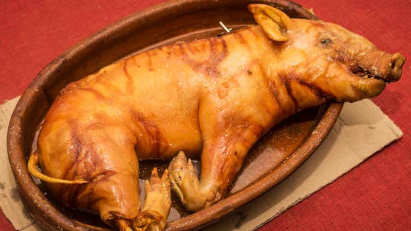 una bandeja ovalada con un cochinillo