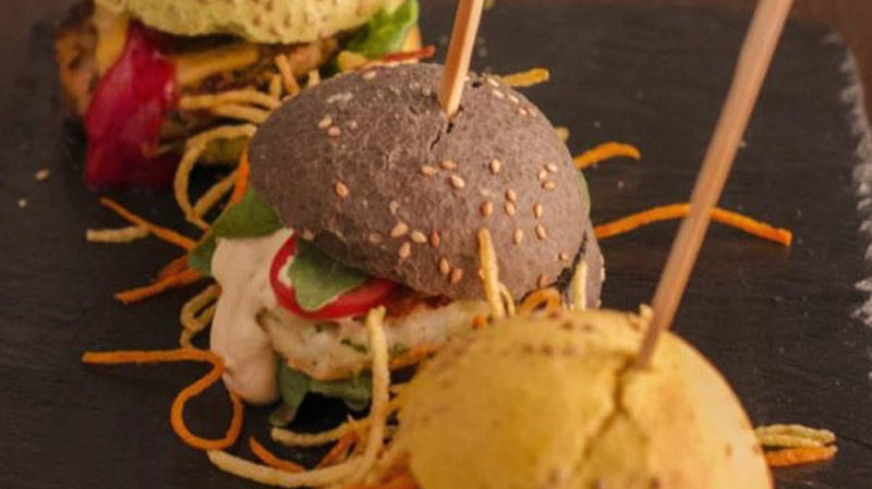 unas hamburguesas pequeñas pinchadas con palos