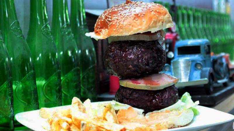 una hamburguesa con dos trozos de carne