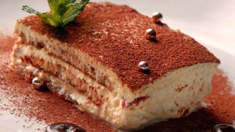trozo de tiramisú con bolas plateadas