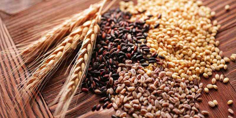 varios tipos de cereales sobre una superficie de madera