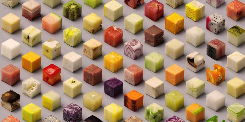 una superficie gris con cubos de diferentes tipos de comida