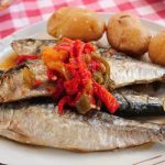 Sardinas con padrones y patatas