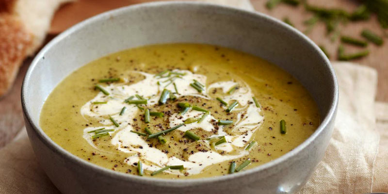 plato hondo con crema que tiene especias por encima