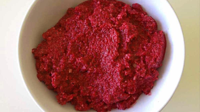 masa de remolacha para hacer el tartar en un bol blanco