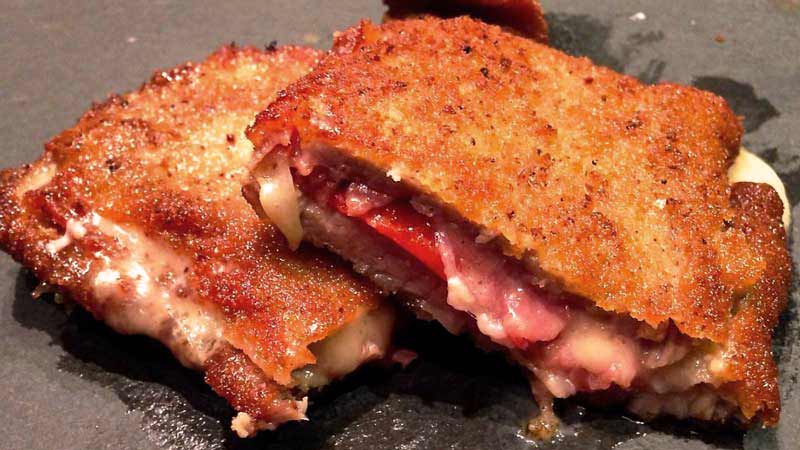 dos cachos de cachopo uno encima de otro