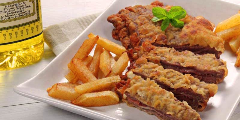 plato rectangular con cahopo cortado en tiras que tiene patatas fritas alrededor