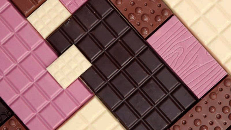 varias tabletas de chocolate de diferentes tipos puestas en puzzle
