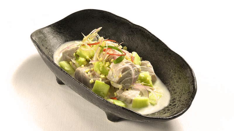 plato negro con comida sobre un fondo blanco