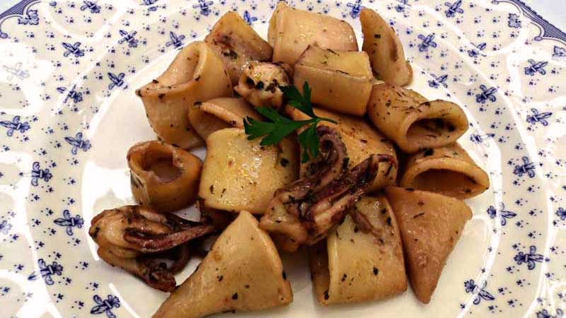 chipirones con especias en un plato blanco con decoraciones azules