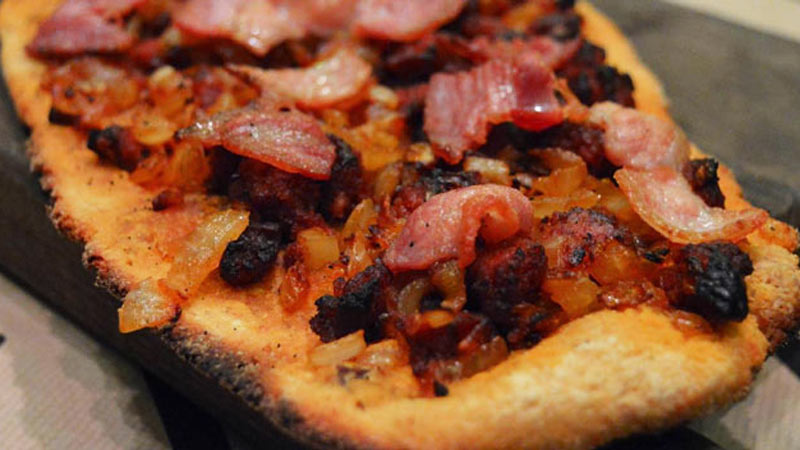 pizza de masa fina con cebolla y bacon