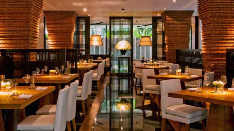 el interior del restaurante con sillas blancas