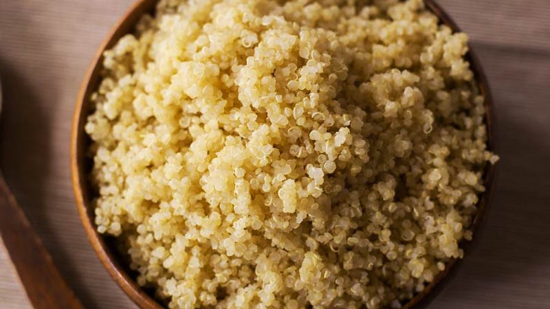 bol marrón con quinoa cocida