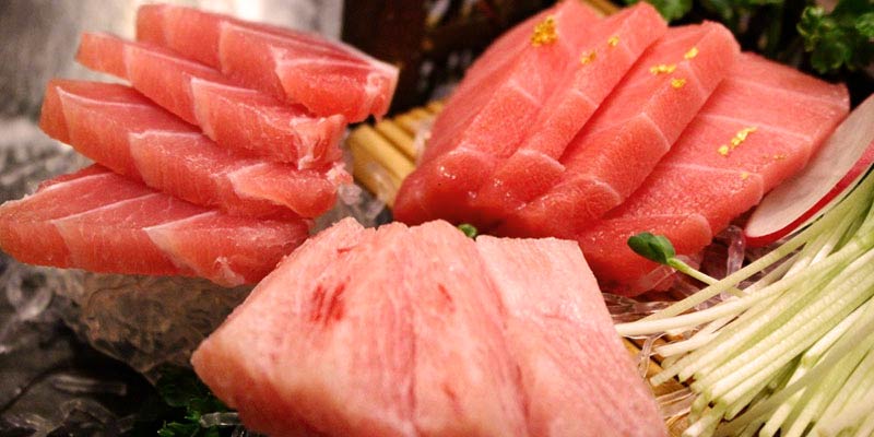 tiras de pescado sobre hielo y verdura