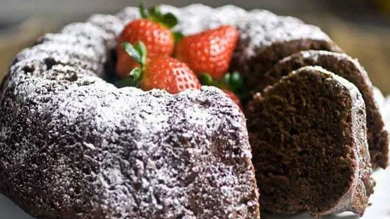 bizcocho de chocolate con azúcar y fresas en el centro