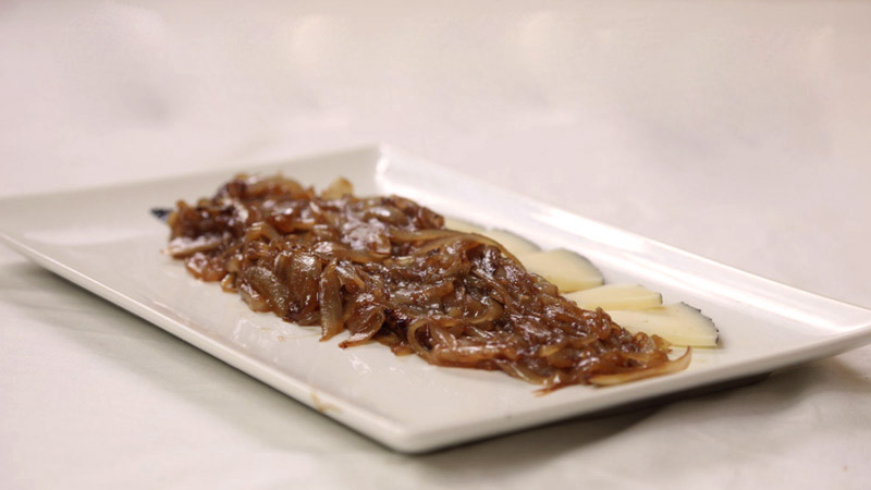 cebolla en una bandeja rectangular blanco sobre un fondo blanco