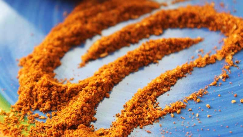 especia naranja sobre un plato azul