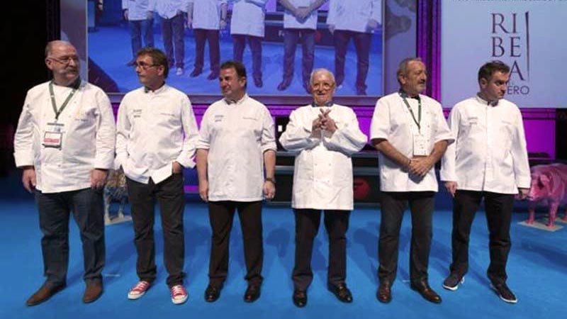 muchos cocineros unos al lado de otros con chaquetillas blancas de chef