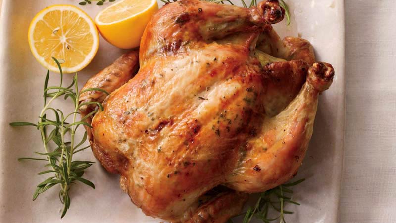 pollo asado con limones al lado