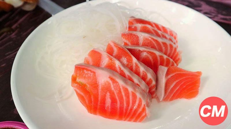 filetes de pescado en un plato blanco