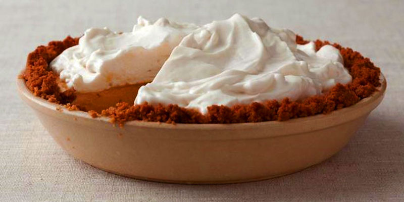 plato hondo con pastel con nata por encima