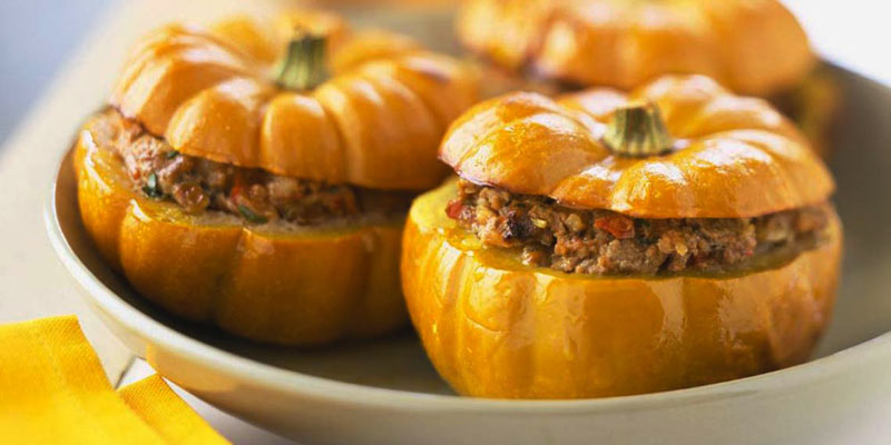 tres calabaza rellenas en un plato blanco-recetas para calabaza