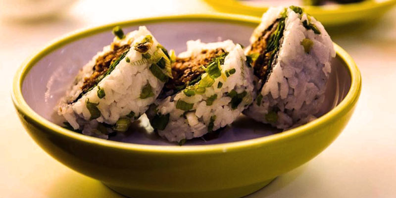 bol verde con tres raciones de sushi