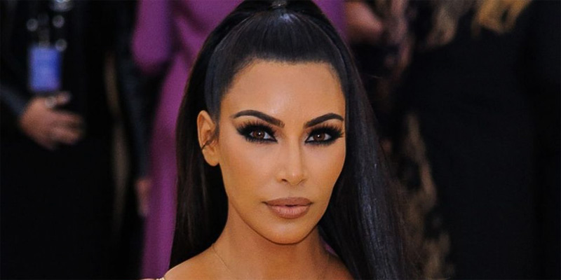 Kim Kardashian posando en un photocall