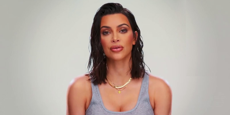 Kim Kardashian hablando durante su reality