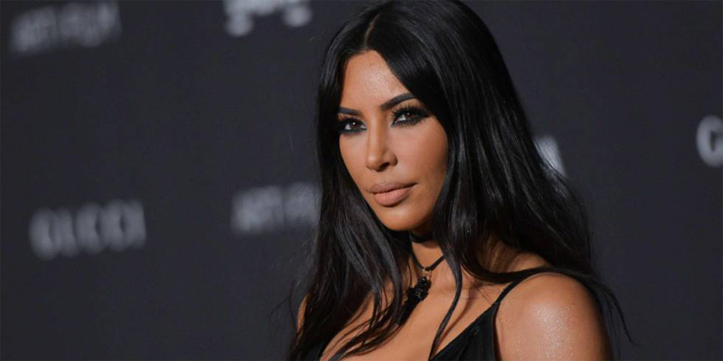 Kim Kardashian posando en un photocall