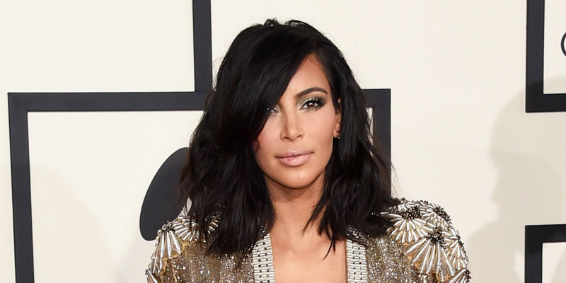 Kim Kardashian posando