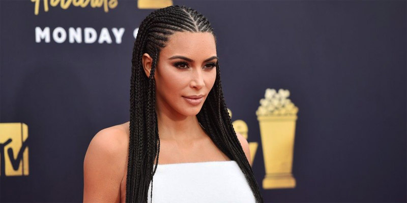 Kim Kardashian posando en un photocall