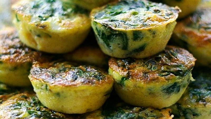 varios pastelitos de brócoli unos encima de otros