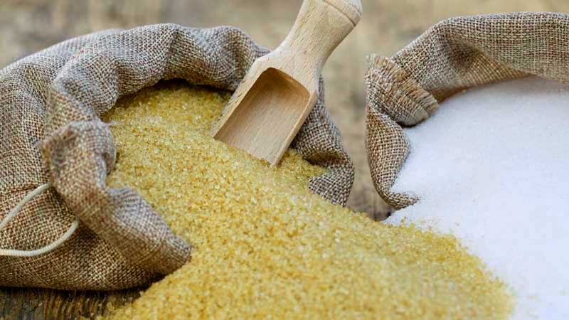 bolsa de tela con azúcar y una espátula de madera