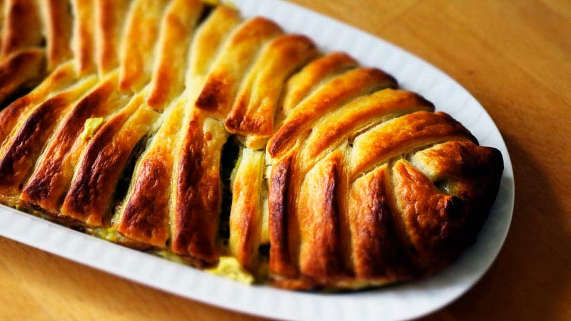 bandeja blanca con un pastel trenzado y tostado