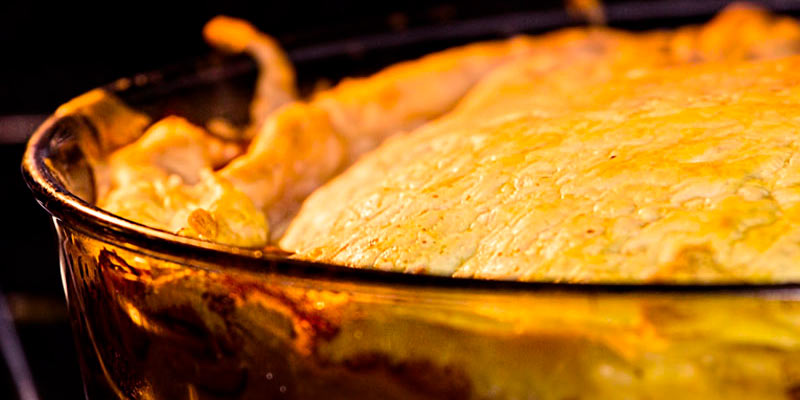bandeja de cristal con pastel amarillento en el interior