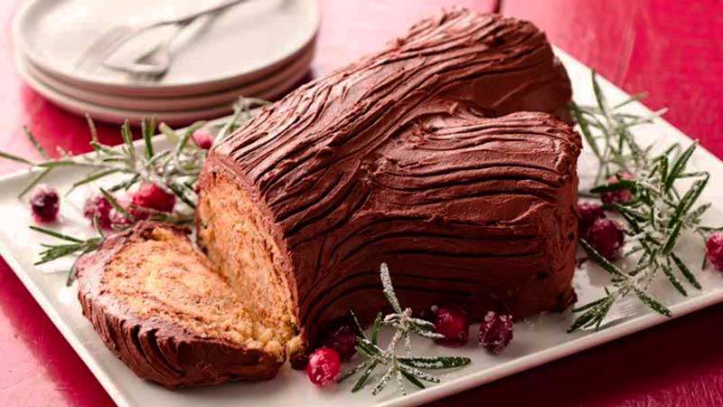 un plato rectangular con un paste de chocolate con forma de tronco-recetas de Navidad