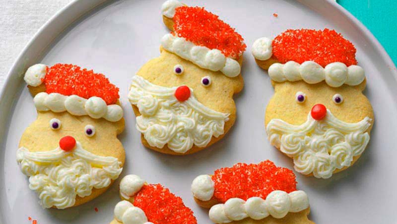 galletas que tienen forma de la cara de Papá Noel y que están sobre una bandeja blanca-recetas de Navidad