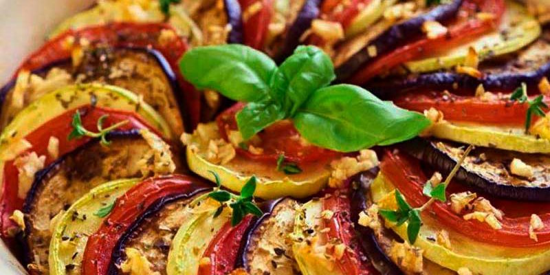 verdura troceada en láminas puestas unas al lado de otras