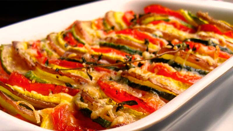 bandeja blanca con verduras en láminas puesta unas al lado de otras