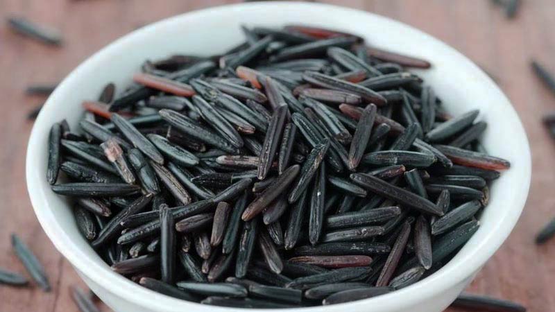 bol blanco con arroz negro salvaje