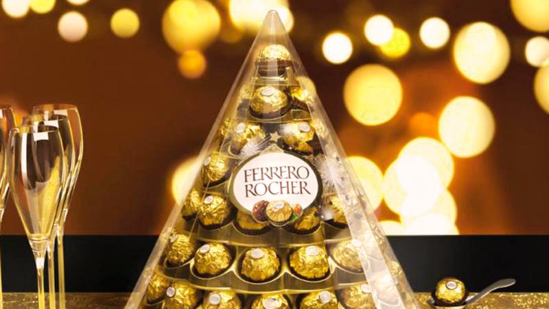 una caja con forma de pirámide con bombones de Ferrero Roche