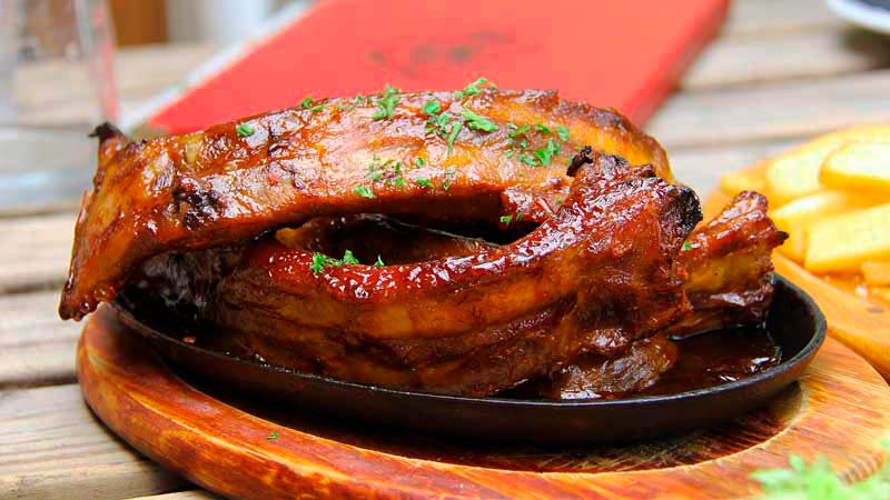 plato negro con varias costillas